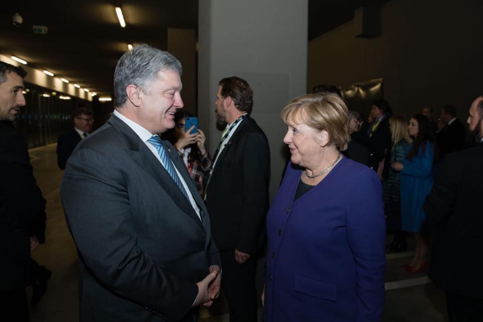 Петро Порошенко обговорив з Ангелою Меркель Нормандську зустріч у Парижі