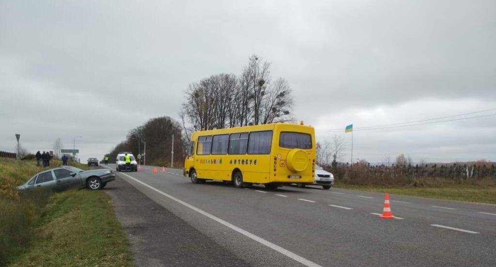 На Львовщине школьный автобус попал в ДТП: 10 детей пострадали