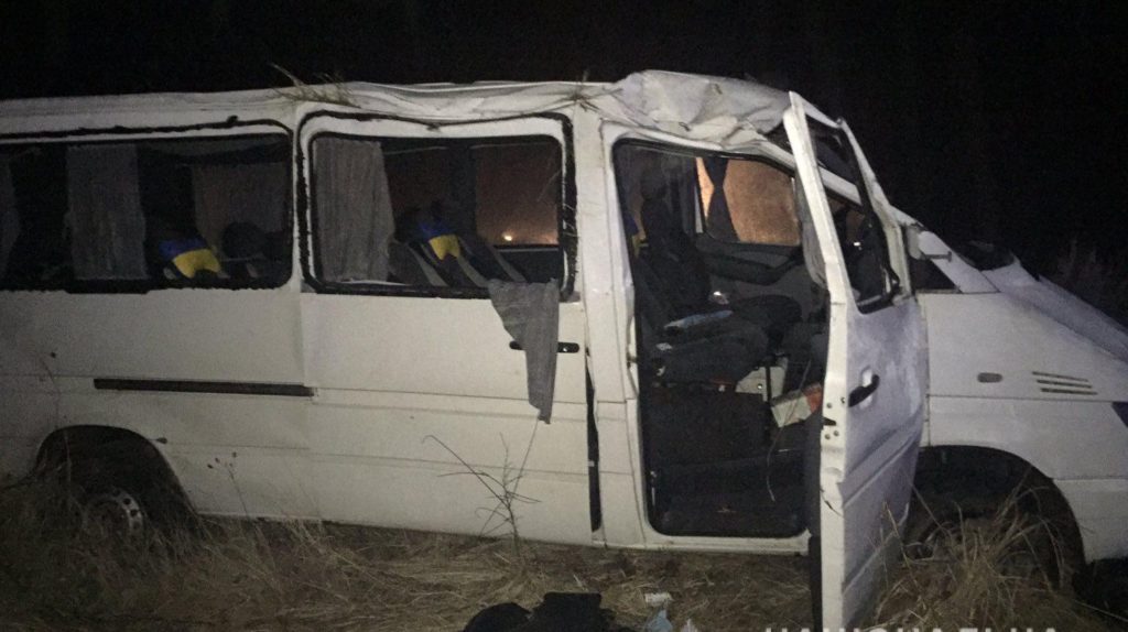 На Житомирщині мікроавтобус перкинувся і вилетів у кювет: вісім постраждалих