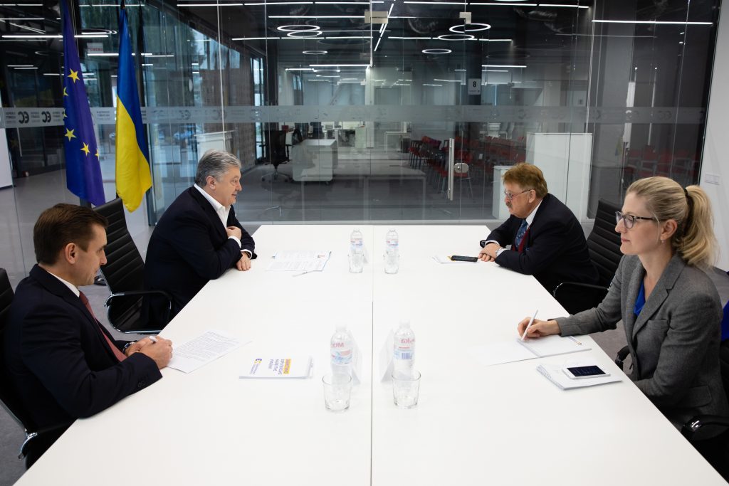 Тиск на ЗМІ та агресія Росії: Порошенко провів переговори з спецрадником президента Єврокомісії Елмаром Броком