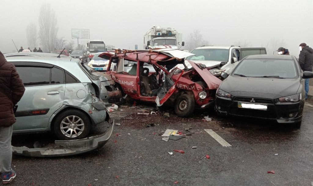 Під Одесою у ДТП потрапило 17 авто, є загиблий і постраждалі: фото і відео
