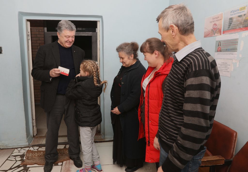 Порошенко з командою “ЄС” подарували будинок родині з Мар’їнки, дім якої розбомбили російські терористи