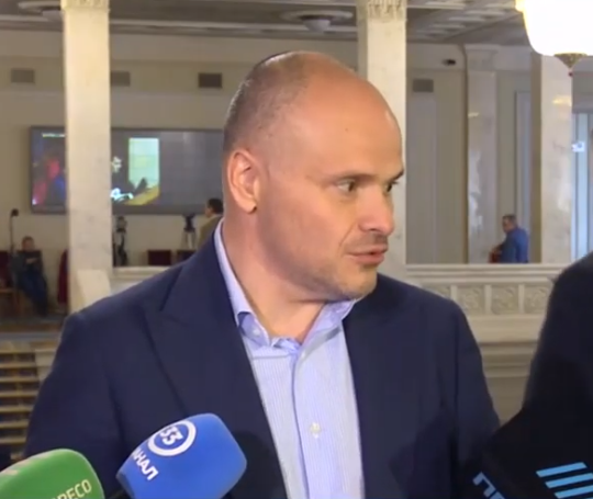 Черговий скандал у “Слузі народу”: Радуцький підтвердив переговори про доплати депутатам у 100 тисяч гривень