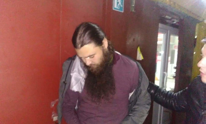 Священника УПЦ МП затримали під час отримання посилки з наркотиками – ЗМІ