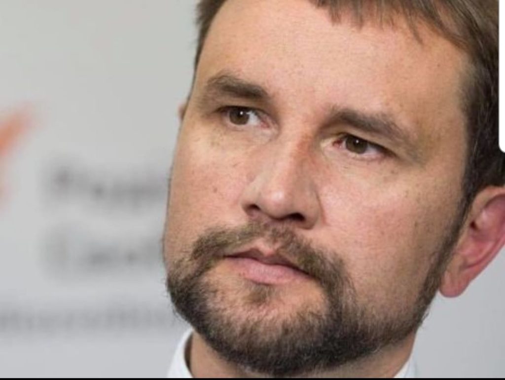 Закривши іномовлення, Зеленський вирішив “просто перестати стріляти” у відповідь на гібридну війну Росії – В’ятрович