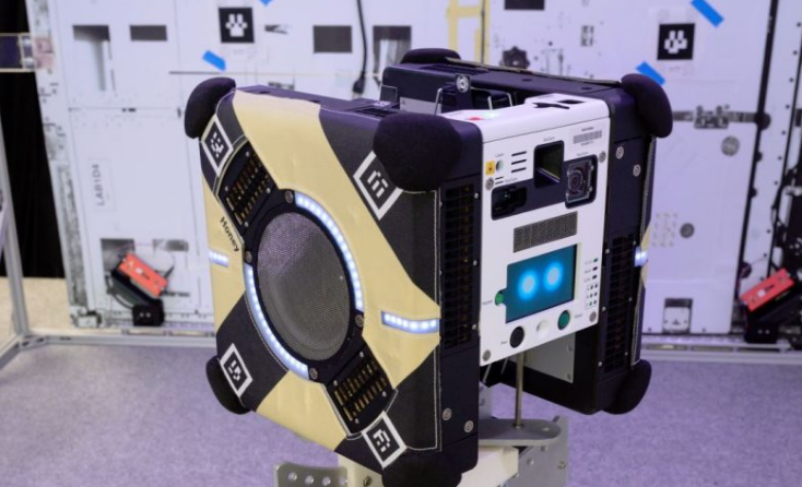 NASA випробувало літаючого робота Astrobee на ім’я Honey