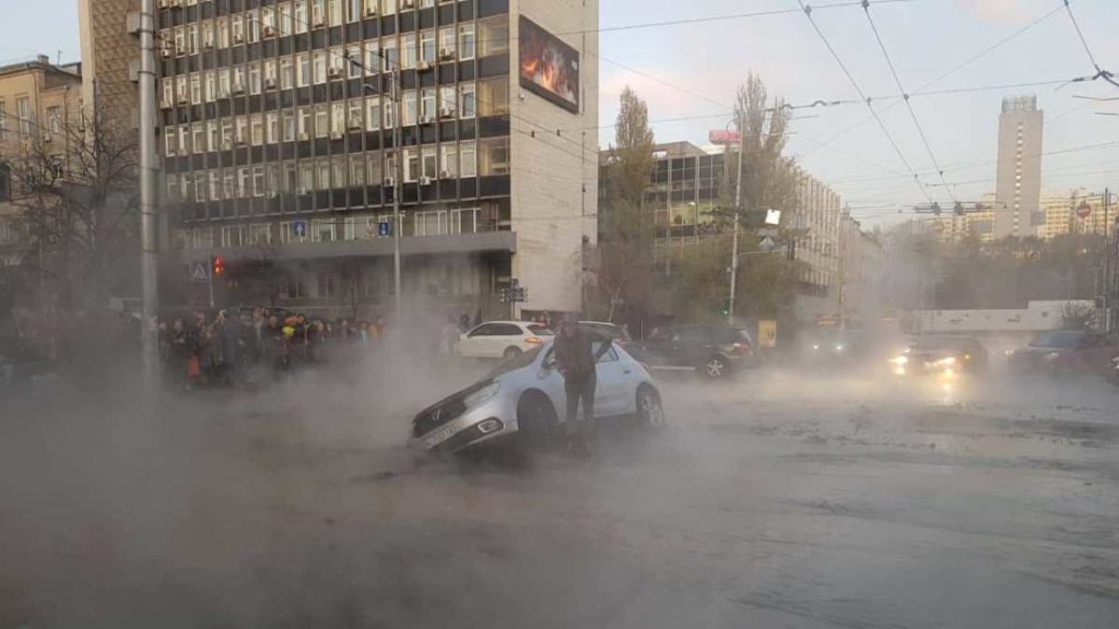 Прорыв теплопровода в центре Киева: изменены маршруты общественного транспорта
