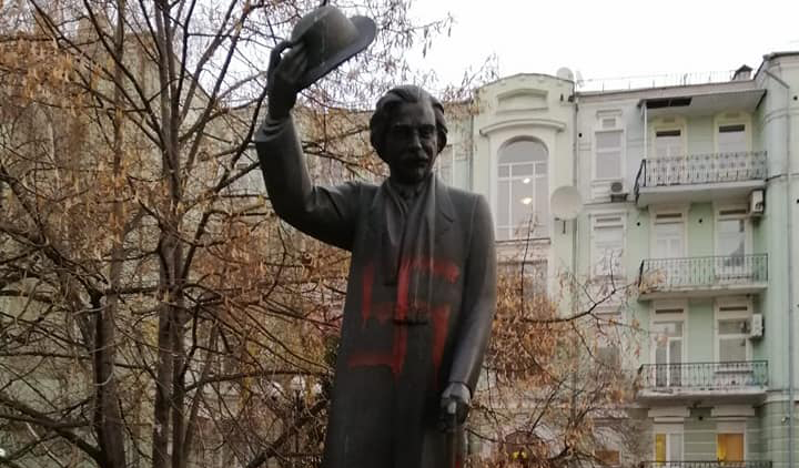 У Києві вандали розмалювали свастикою пам’ятник Шолом-Алейхему
