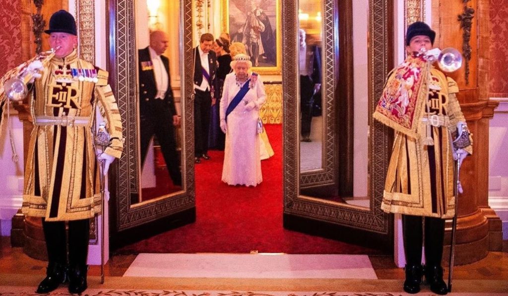 Кейт Міддлтон в тіарі принцеси Діани і королева Єлизавета в смарагдах прийняли гостей у палаці: яскраві фото