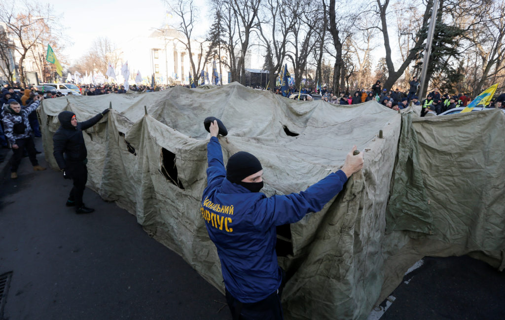 На протесты под Верховной Радой вышли почти 5000 человек