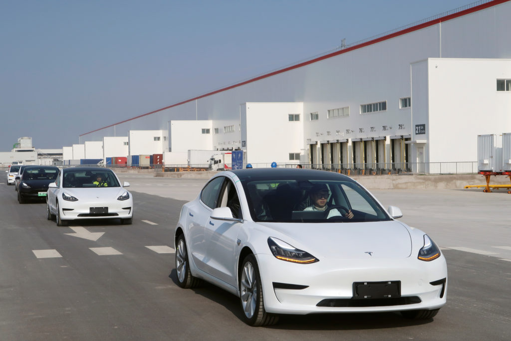 Tesla на автопілоті ухилилась від колеса, що летіло в неї: відео