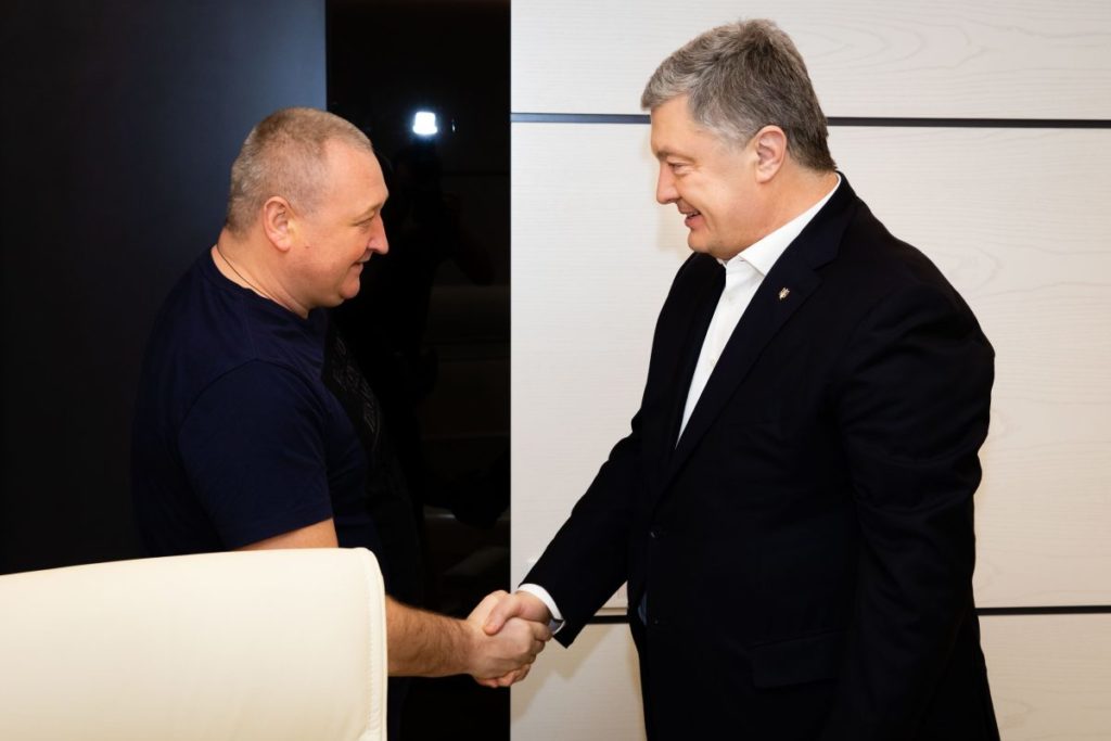 Не дамо підірвати довіру до бойових офіцерів: Порошенко привітав кіборга Дмитра Марченка зі звільненням