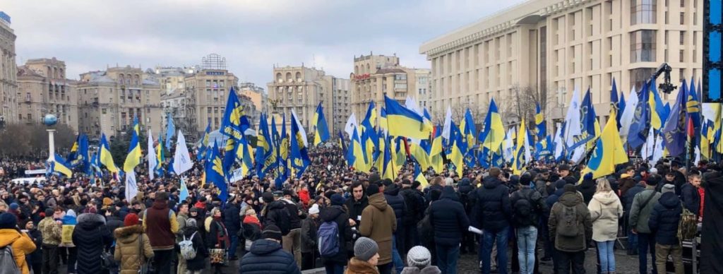 Десятки тисяч людей по всій країні, світове українство, всі патріотичні сили об’єдналися проти капітуляції – Порошенко