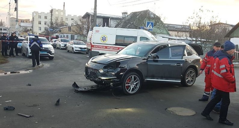 На Київщині Porsche зіткнувся з маршруткою: багато загиблих і постраждалих