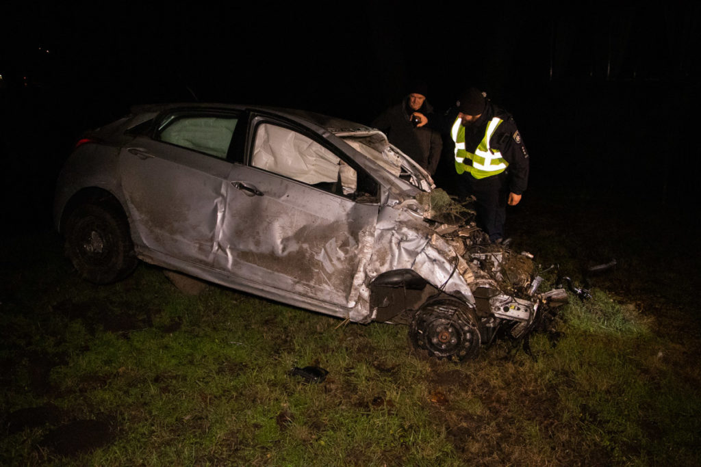 ДТП у Києві: авто вилетіло з дороги, з нього випали люди