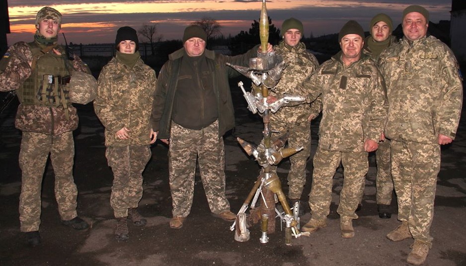 Свята в ООС: українські військові зробили для бойовиків “новорічну ялинку” з ворожих снарядів