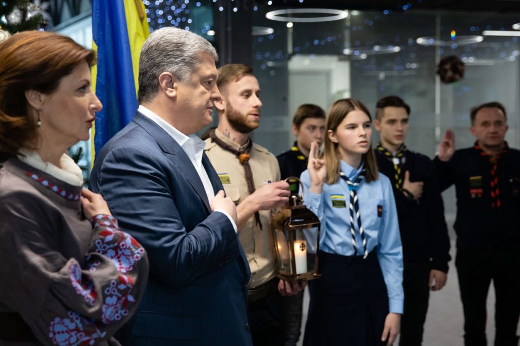 Петро та Марина Порошенки зустрілися  з представниками скаутської організації та прийняли від них Віфлеємський Вогонь Миру