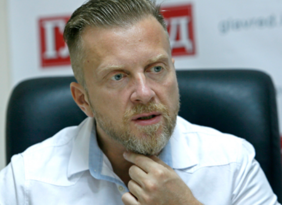 Виламали двері та не пред’явили жодних документів: Мухарський розповів подробиці обшуку своєї квартири