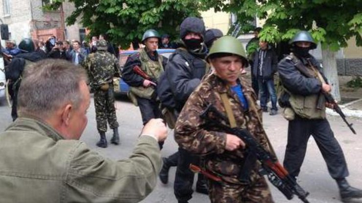 Суд звільнив терористів, які захопили будівлю МВС у Маріуполі
