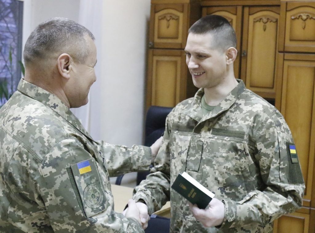 Звільненим з полону військовим вручили поновлені документи