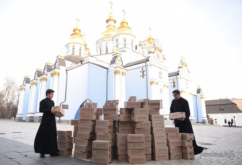 Благотворительный фонд Порошенко передал Киевской Митрополии сладкие подарки для детей по случаю Рождественских праздников