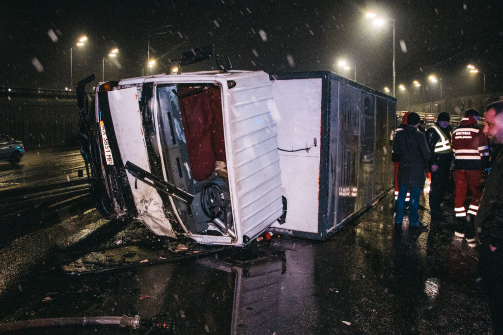 У Києві вантажівка розчавила легковий автомобіль з водієм всередині: моторошні фото
