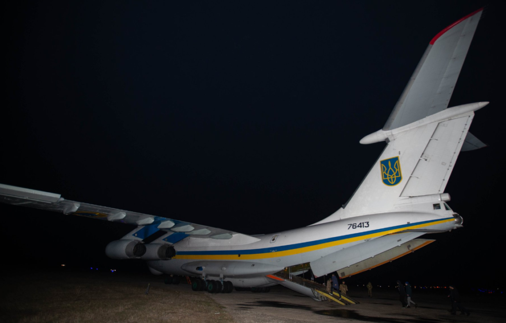 Борт із звільненими українцями прямує до Борисполя