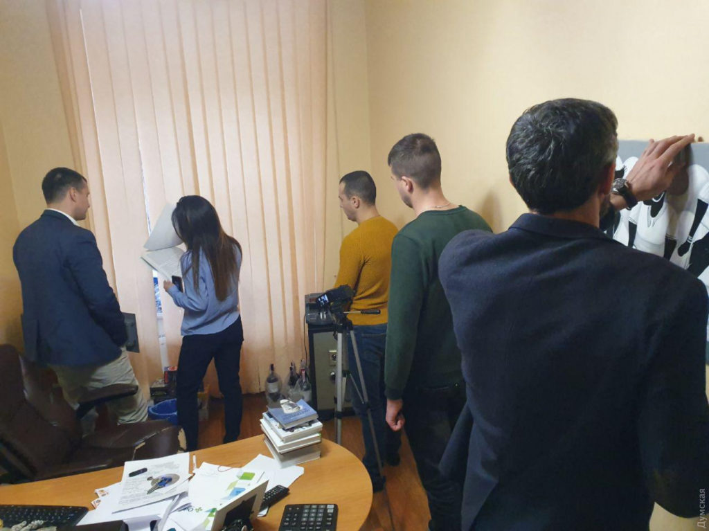НАБУ проводит обыски на одесском телеканале «Думская TV»