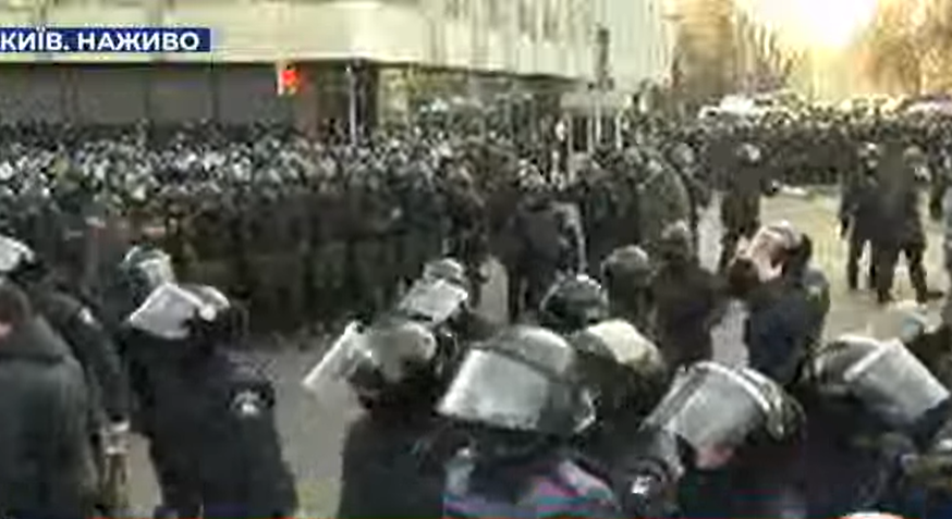 Сутички під Радою тривають: поліція знесла намет на вулиці Грушевського, є постраждалі
