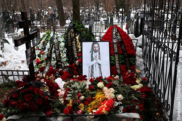 На Різдво у Москві спалили могилу репера Децла: фото