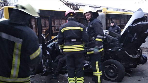 У Києві легковик врізався у зупинку з людьми: є загиблий і постраждалі