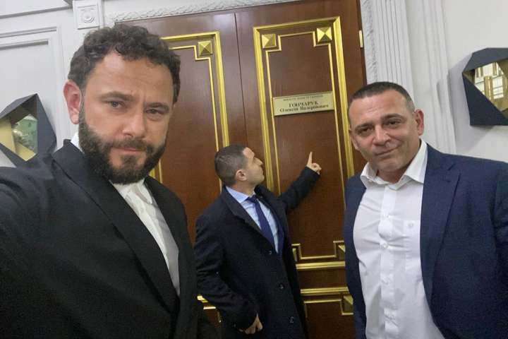 Втік у невідомому напрямку: кілька депутатів від “Слуги народу” хотіли побити Гончарука за слова про Зеленського
