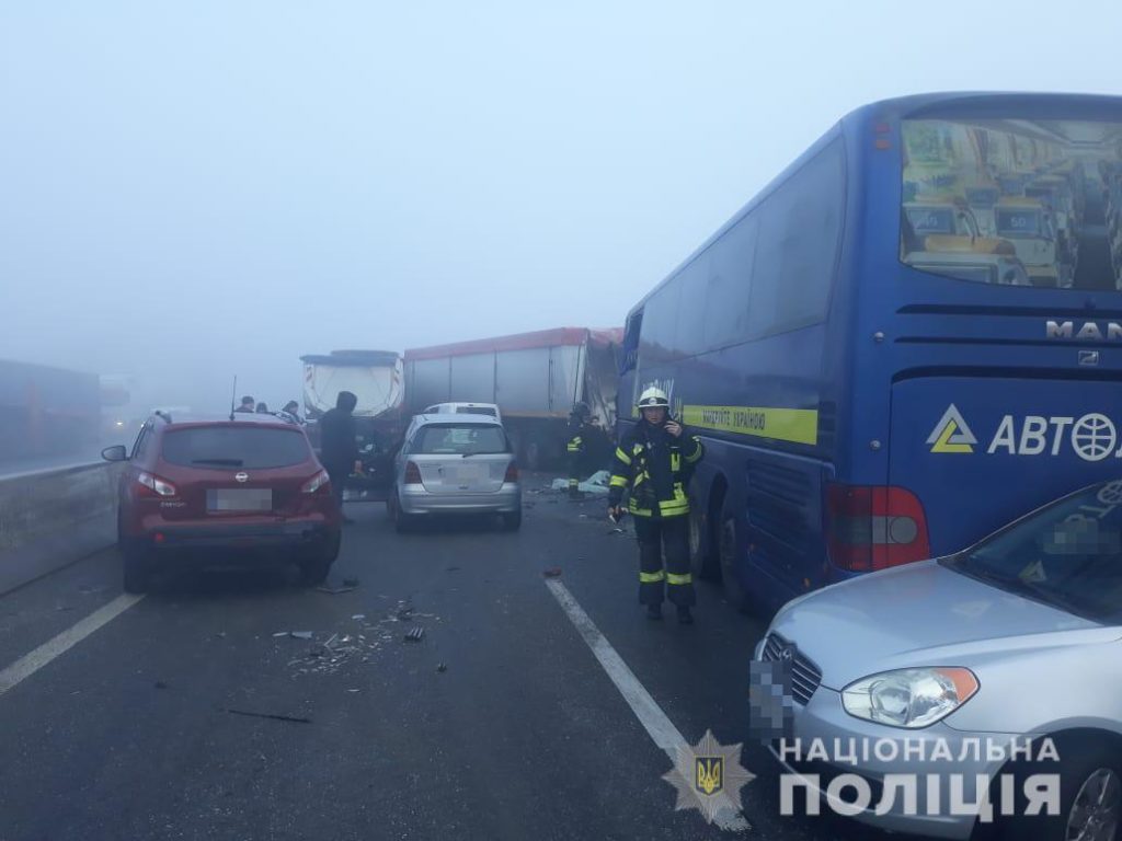 На Одещині в смертельній аварії зіткнулися 11 автомобілів: моторошне відео