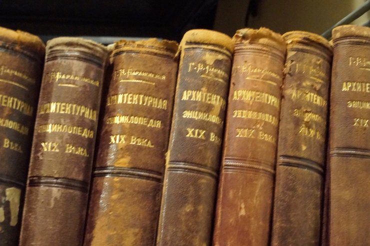 У Києві виселяють найбільшу архітектурну бібліотеку: поряд з будівлею зводять багатоповерхівку