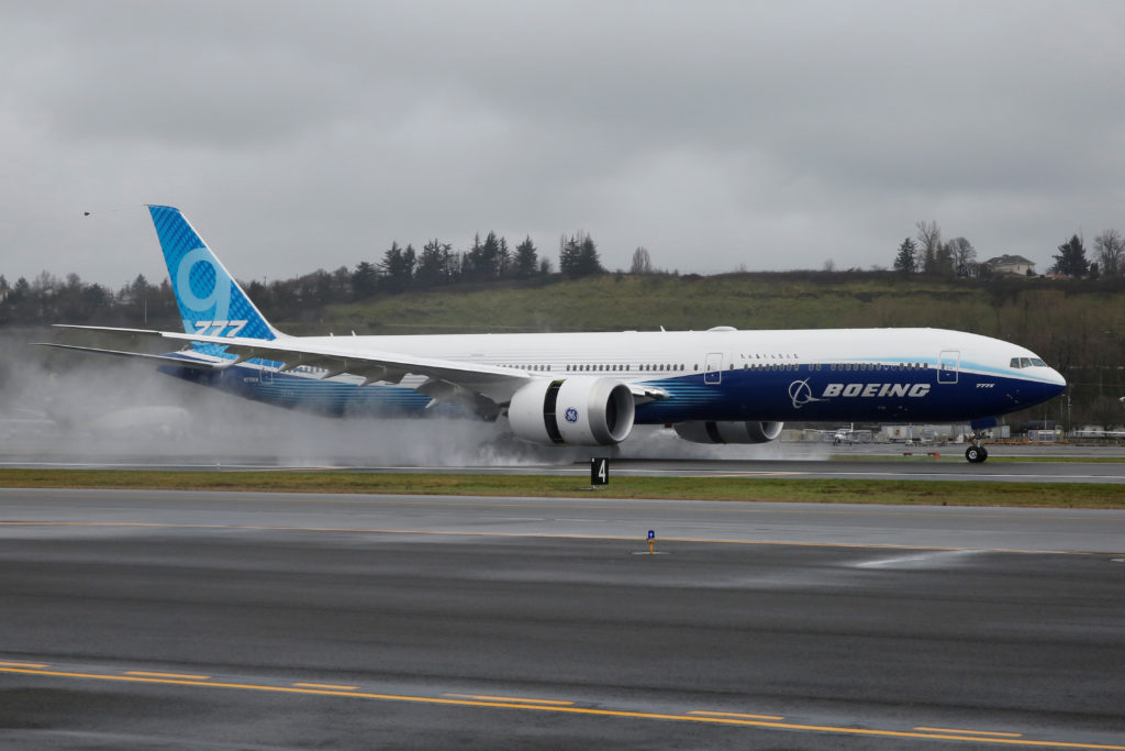 Boeing 777X успешно завершил первый полет