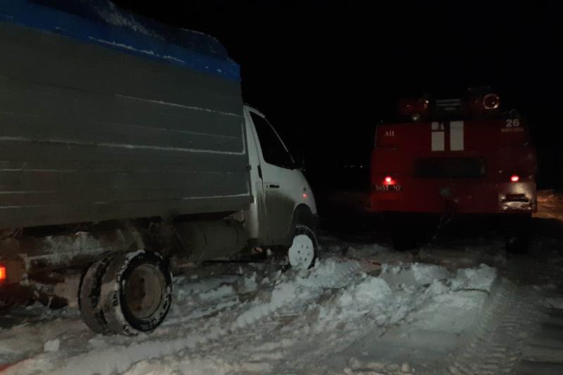 На Хмельниччині зі снігового замету врятували автомобіль, в якому було двоє дітей