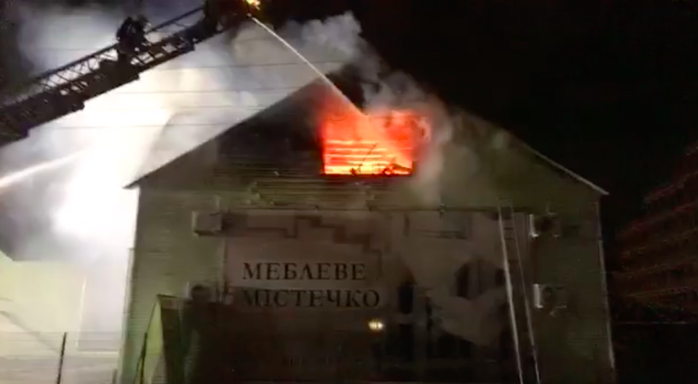 У Києві палає меблевий склад: відео
