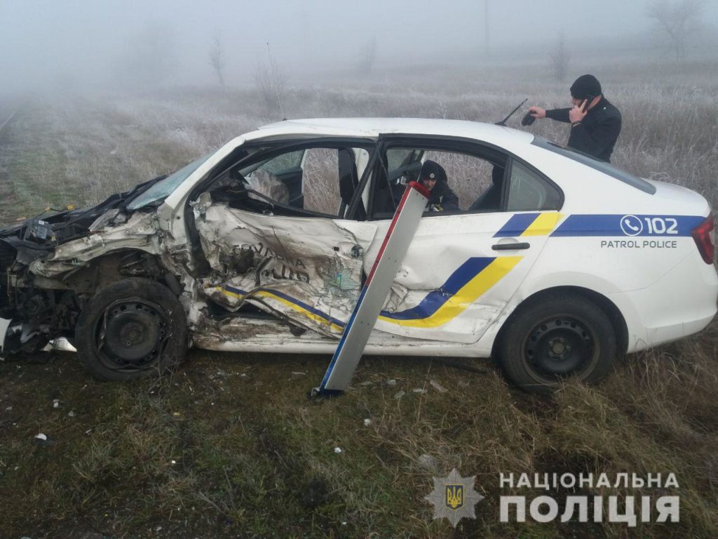 На Херсонщині водій Mitsubishi врізався в поліцейське авто: постраждали 4 правоохоронців