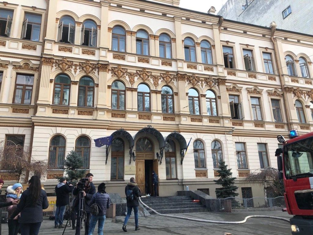 Пожар в Министерстве культуры: 220 эвакуированных, 4 человека оказались в ловушке