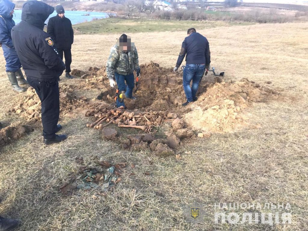 На Рівненщині виявили могилу з рештками трьох людей: фото