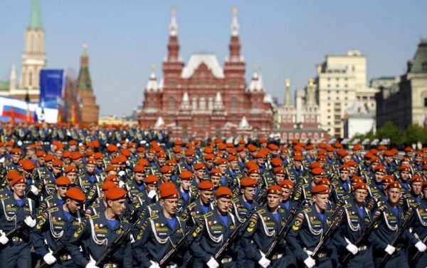 Делегувати в один кінець: у “ЄС” прокоментували ініціативу Рабіновича поїхати на парад 9 травня у Москву
