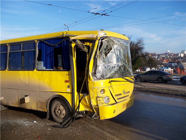 У Вінниці сталася ДТП з пасажирським автобусом: постраждали діти