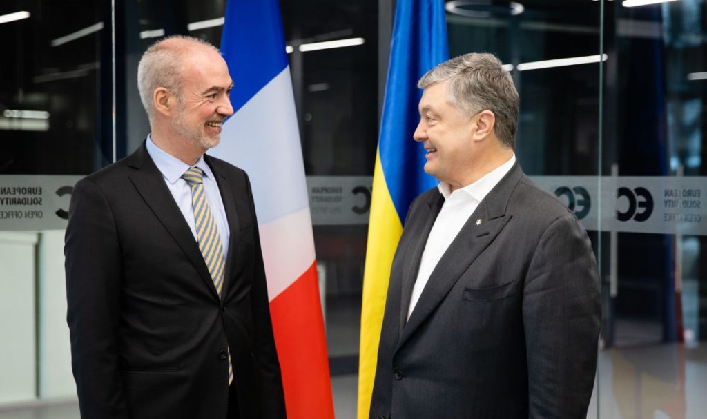 Важливо зберегти санкції проти Росії – Порошенко зустрівся з послом Франції