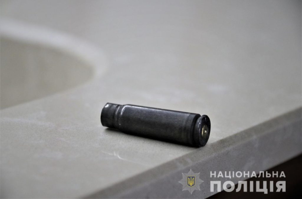 У Херсоні невідомий з автомата обстріляв магазин: перші подробиці