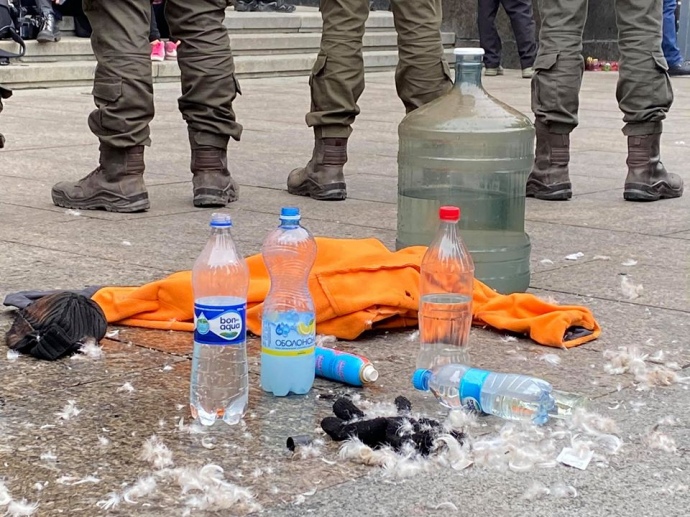 Під Офісом Зеленського чоловік скоїв самопідпал: відео