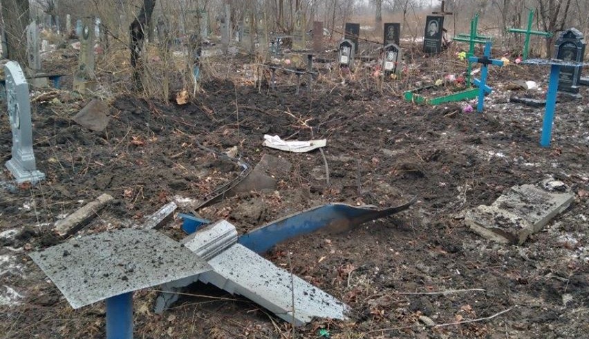Війна на Донбасі: Бойовики обстріляли кладовище у Попасній, зруйнувавши понад десять могил