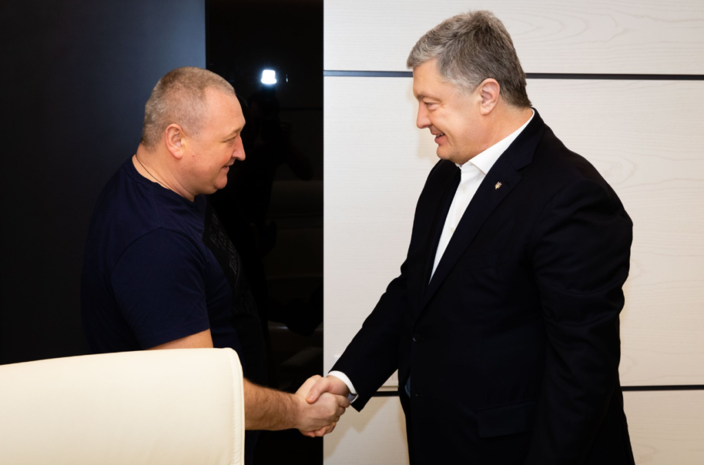 Благодаря таким мужественным защитникам Украина точно победит: Порошенко поздравил с днем рождения генерала Марченко