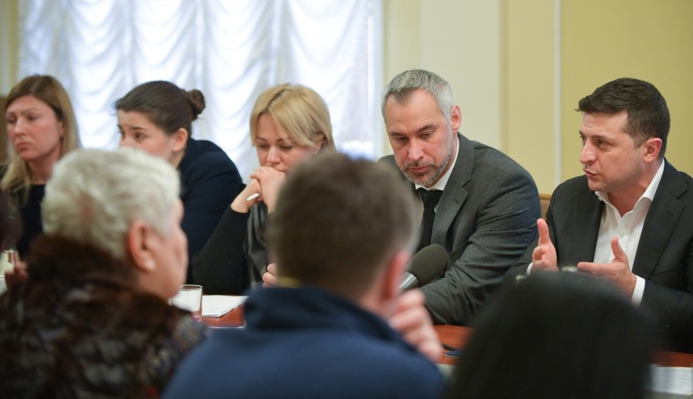 Зеленський  зустрівся з родинами Героїв Небесної Сотні та пообіцяв завершити справи Майдану