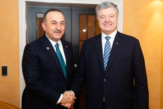 Порошенко під час зустрічі з главою МЗС Туреччини обговорив шляхи підтримки кримськотатарського телеканалу ATR