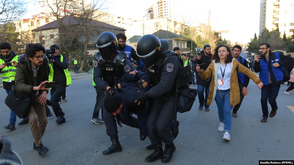 У Баку мітинг опозиції. Поліція застосовує силу проти демонстрантів